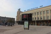 09.12.2012 - Hradec Králové: informační panel s odjezdy MHD a vlaků před výpravní budovou hlavního nádraží © PhDr. Zbyněk Zlinský
