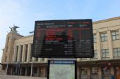 09.12.2012 - Hradec Králové: informační panel s odjezdy MHD a vlaků před výpravní budovou hlavního nádraží © PhDr. Zbyněk Zlinský