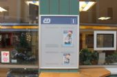 09.12.2012 - Hradec Králové hl.n.: upozornění na prodej jízdních řádů u vchodu do ČD centra © PhDr. Zbyněk Zlinský