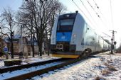 09.12.2012 - Hradec Králové: 440.008-1 + 442.008-9 + 441.008-0 jako Os 6206 Pardubice hl.n. - Jaroměř přejíždí přejezd P5373 v ulici Honkově © PhDr. Zbyněk Zlinský