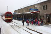 15.12.2012 - Dvůr Králové n.L.: 843.005-0 v čele R 985 Liberec - Pardubice hl.n. a dítka jedoucí z Jaroměře do ZOO (foto z R 984) © PhDr. Zbyněk Zlinský