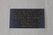 15.12.2012 - Stará Paka: pamětní tabule v průchodu mezi nástupišti © PhDr. Zbyněk Zlinský