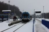 15.12.2012 - Stará Paka: 843.013-4 přijíždí v čele R 987 Liberec - Pardubice hl.n., vlevo 810.493-7 jako Os 16469 z Lomnice n.P. © PhDr. Zbyněk Zlinský