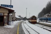 15.12.2012 - Stará Paka: 854.019-7 + 80-29213-3 přijíždí jako Sp 1807 do Trutnova hl.n., vpravo 843.007-6 na Os 5407 do N. Paky © PhDr. Zbyněk Zlinský