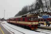 15.12.2012 - Stará Paka: 854.019-7 + 80-29213-3 přijíždí jako Sp 1807 Chlumec n.C. - Trutnov hl.n., vpravo Os 5407 Liberec - N.Paka © PhDr. Zbyněk Zlinský