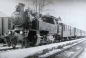 17.02.1990 - žst. Rožnov pod Radhoštěm - momentka po dojezdu vlaku, 433.002 © Karel Furiš
