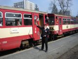 16.03.2007 - žst. Rožnov pod Radhoštěm, výpravčí Jiří Valenta dává souhlas k odjezdu vlaku © Jiří Valenta