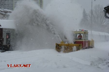 18.02.2009 - žst. Rožnov pod Radhoštěm, sněhová fréza v akci © Jiří Valenta