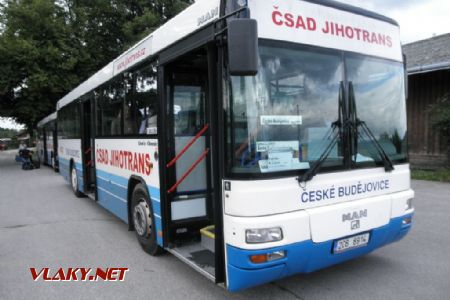 17.7.2012	Autobus náhradní dopravy před nádražím v Holkově	©	Aleš Svoboda