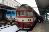 19.01.2013 - Hradec Králové hl.n.: 80-29 205-9 + 20-29 227-6 + 854.205-2 jako Sp 1951 do Letohradu, vlevo 163.087-0 na Os 5625 do Chocně © PhDr. Zbyněk Zlinský