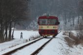 19.01.2013 - Peklo nad Zdobnicí: 810.458-0 odjíždí jako Os 25226 Doudleby n.O. - Rokytnice v O.h., Karel filmuje © PhDr. Zbyněk Zlinský