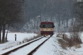 19.01.2013 - Peklo nad Zdobnicí: 810.458-0 odjíždí jako Os 25226 Doudleby n.O. - Rokytnice v O.h., Karel filmuje © PhDr. Zbyněk Zlinský