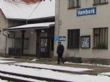 19.01.2013 - Vamberk: Zbyněk obchází výpravní budovu © Karel Furiš