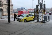 09.02.2013 - Praha hl.n.: cestující LE 1355 do Bohumína mohou přijet taxíkem až skoro k vlaku © PhDr. Zbyněk Zlinský