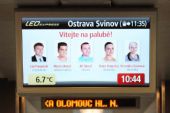 09.02.2013 - Olomouc hl.n.: z monitoru vítají cestující spoje LE 1355 tváře, které v něm neuvidí © PhDr. Zbyněk Zlinský