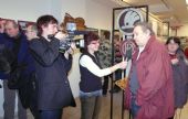 Zájem o výstavu měla i místní kabelová televize, zde při natáčení rozhovoru s jedním s návštěvníků © Pavel Stejskal
