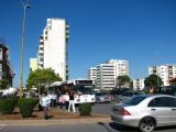 Zastávka autobusu MHD v strede kruhového objazdu, 21.9.2012, Tirana © Marek L.Guspan