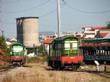 Čakajúca T669.1047 v pozadí, T669.1057 v popredí a pracujúci výhybkár, 21.9.2012, Tirana © Marek L.Guspan