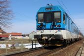 23.03.2013 - Stéblová: 843.018-3 v čele R 985 Liberec - Pardubice hl.n. projíždí kolem pomníku obětem neštěstí v roce 1960© PhDr. Zbyněk Zlinský