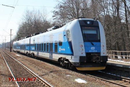 23.03.2013 - Stéblová: 440.009-9+442.009-7+441.009-8 odjíždí jako Os 6207 Jaroměř - Pardubice hl.n. © PhDr. Zbyněk Zlinský