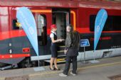 17.04.2013 - Praha hl.n.: vstup na prohlídku Railjetu byl zřízen v řídicím voze 80-90.716-9 © PhDr. Zbyněk Zlinský