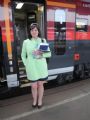 17.04.2013 - Olomouc hl.n.: mluvčí ČD Kateřina Šubová před jednotkou Railjet na SC 513 SC Pendolino Praha - Ostrava © Veronika Kluková