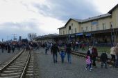 13.4.2013 - žst. Kroměříž: turistický nával po příjezdu parního vlaku z Valašského Meziříčí © Stanislav Plachý