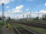 12.07.2011 - Hradec Králové hl.n.: stanice od stavědla 1, starou lávku nahradí nová, doleva odbočí trať tram-train k Nové Zelené © PhDr. Zbyněk Zlinský