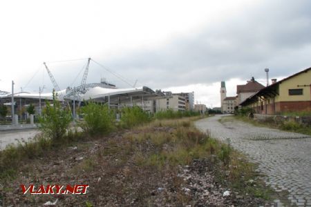 09.10.2011 - Hradec Králové hl.n.: terminál hromadné dopravy byl sice postaven v těsné blízkosti kolejí, ale ty už byly vytrhány © PhDr. Zbyněk Zlinský