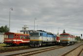 Bardotka 751 082 sa v Dunajskej Strede prizerá križovaniu osobných vlakov 4325 a 4328 - na čele so 750 166 © Juraj Ševčík.