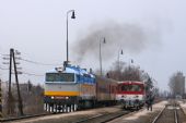 Stále krásna 750 183 sa 4.2.2012 rozbieha z Chynorian v čele Os 5529. Vedľa stojí 811 026 (ako Os do Trenčína), dnes už navrhnutý na zrušenie po nehode s kamiónom pri Bánovciach n.B., Juraj Ševčík.