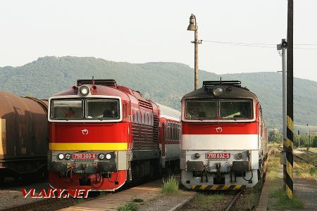 750 032 s Os vlakom do Zvolena je predchodená rýchlikom 934 (750 300) v stanici Fiľakovo © Juraj Ševčík.
