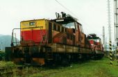 210 017-0 a 210 012-1 v depe Zvolen.   5.9.2001,  Zvolen, © Ondrej Krajňák