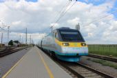 22.05.2013 - ZC VUZ Velim: 680.003 se vydá na jízdu, v pozadí stojící ''''ÖBB railjet'' čeká stejný úkol později © PhDr. Zbyněk Zlinský