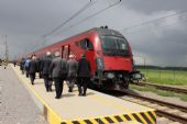 22.05.2013 - ZC VUZ Velim: ''ÖBB railjet'' se strojem 1216.229-5 na postrku a jeho cestující © PhDr. Zbyněk Zlinský