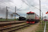 22.05.2013 - ZC VUZ Velim: 423.009 se připravuje k jízdě, T 478.1010 nečinně postává © PhDr. Zbyněk Zlinský