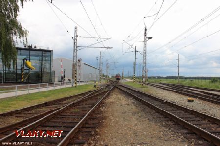 22.05.2013 - ZC VUZ Velim: poslední pohled - ''ÖBB railjet'' čeká na odtažení do Velimi, zcela vzadu 650.002-9/651.002-8 © PhDr. Zbyněk Zlinský