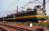 125 841-7/842-5 a 125 843-3/844-1 na postrku., Výhybňa Slančík, 22.07.2003, © Ondrej Krajňák