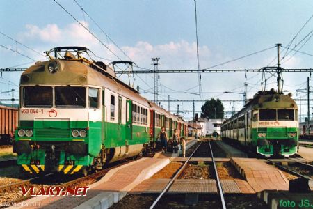 460 044-1/043-5 ako Os 8810, vedľa 460 033-4/034-6 ako Os 8811, Košice, 21.07.2003, © Jiří Škalda