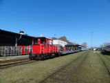 Wangerooge Bahnhof, lokomotiva ř. 399.108 připravena k odjezdu do přístavu, 20.4.2013 ©Jiří Mazal