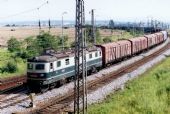 182 035-6 vchádza do stanice s nákladným vlakom, 20.07.2001,  Haniska pri Košiciach, ©  Ondrej Krajňák