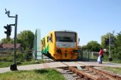 19.05.2012 - Kroměříž: 814.118-6/914.118-5 na mostě přes Moravu, Pohádkový les © Milan Řihánek