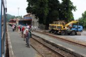 06.07.2013 - Dvůr Králové n.L.: cestující i R 893 Liberec - Pardubice hl.n. s 843.008-4 v čele čekají na náš příjezd (foto z R 982) © PhDr. Zbyněk Zlinský