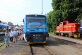 06.07.2013 - Tanvald: 840.005-3 jako Os 26266/16211 Železný Brod - Harrachov, vpravo T 426.003 na soupravě zvláštního vlaku © PhDr. Zbyněk Zlinský