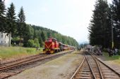 06.07.2013 - Kořenov: souprava M 240.0056 + 5 x 020 + T 435.0111 + T 426.003 přijíždí jako Os 35581 ''Zubačka 2013''/25481 Tanvald - Harrachov © PhDr. Zbyněk Zlinský