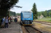 06.07.2013 - Kořenov: 840.001-2 přijíždí jako 14 minut opožděný Os 16215 Liberec - Harrachov © PhDr. Zbyněk Zlinský