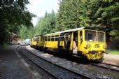 06.07.2013 - Harrachov: souprava 810.659-3 + 24-29 420-3 + 810.602-3 odpočívá mezi vlaky 25454 z Polska a 25456 do Kořenova © PhDr. Zbyněk Zlinský