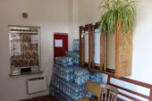 13.07.2013 - Blešno: interiér čekárny s nefungující pokladnou a zásobou pitné vody pro zaměstnance © PhDr. Zbyněk Zlinský