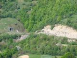 Tunel a línia trate na protiľahlom svahu, Užocký priesmyk, 6.5.2013 © Marek Guspan