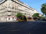 Budapest, zast. Erzsébet királyné útja, tramvaj typu Siemens Combino Supra, 30.6.2013 ©Jiří Mazal